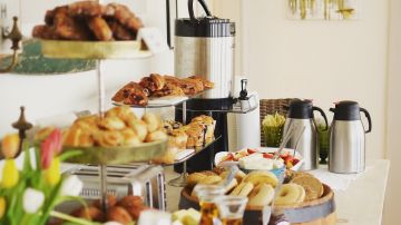 Trabajadora de hotel revela por qué deberías rechazar el desayuno incluido; la razón es repugnante