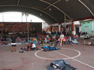 Caravana migrante toma un descanso para seguir su recorrido en sur de México