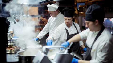 Empleados restaurante escondidos comiendo viral