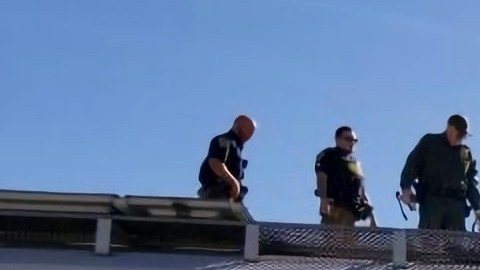 Agentes fronterizos rescatan a diez mexicanos atrapados en un vagón de grano