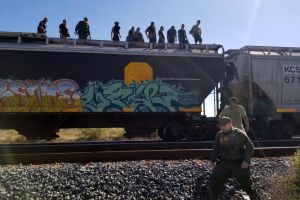 Patrulla Fronteriza rescató a 10 migrantes indocumentados atrapados dentro de un vagón tolva