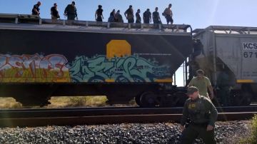 Agentes fronterizos rescatan a diez mexicanos atrapados en un vagón de grano
