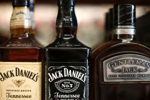 Camión que llevaba $400,000 en whisky Jack Daniels se volcó en carretera de Tennessee