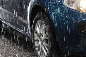 Cae lluvia solo sobre un auto y el extraño fenómeno se hace viral