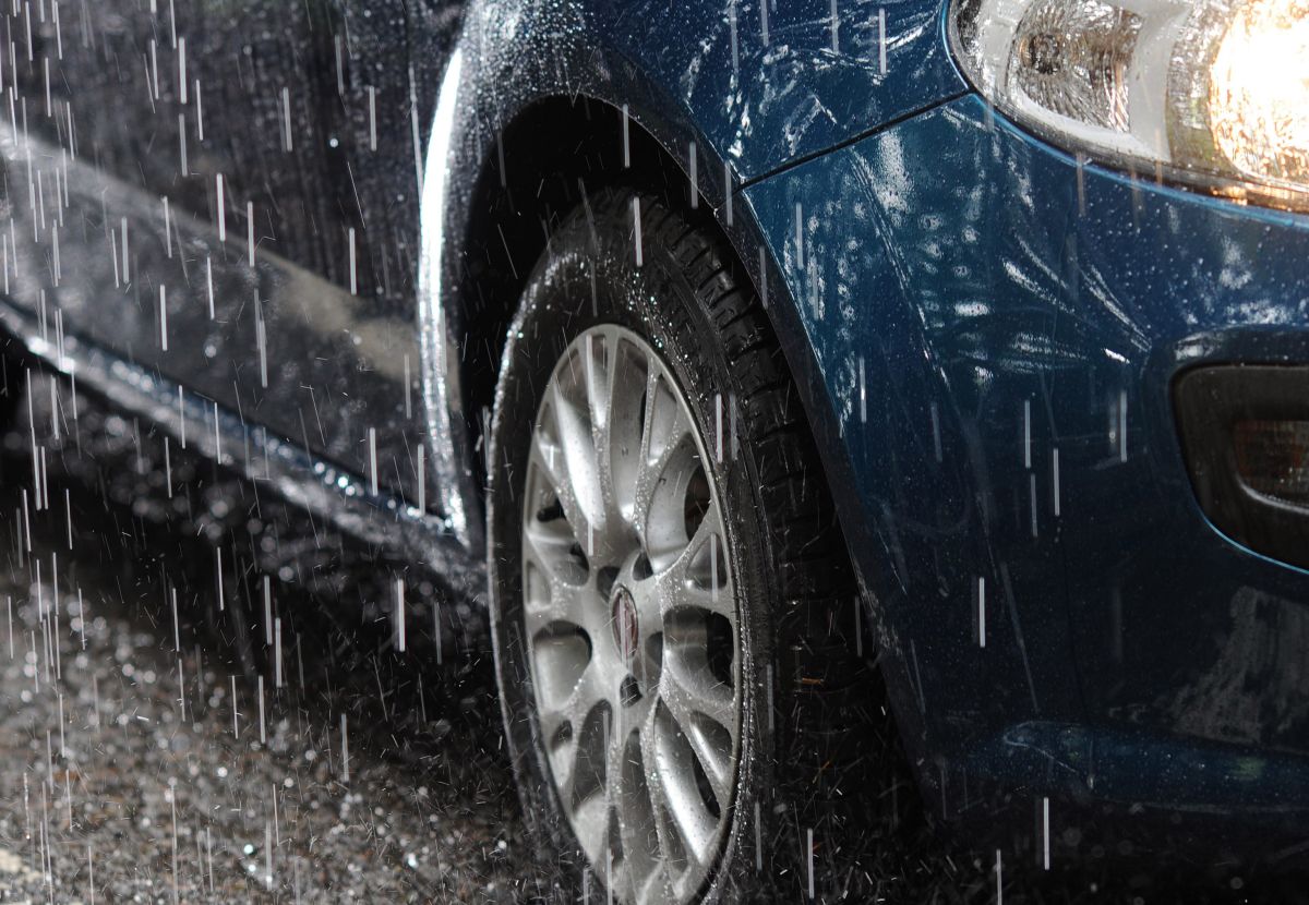 Rain falls only on a car and the strange phenomenon goes viral