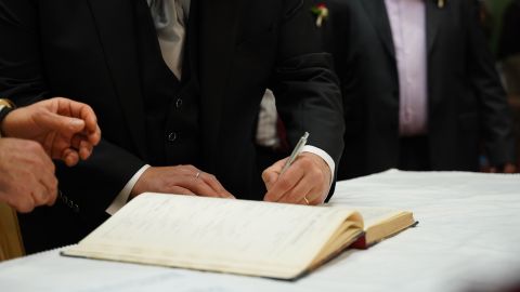 Lo invitan a boda como testigo y termina casado