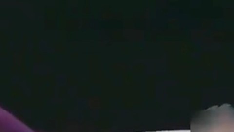 Un hombre se apuñaló a sí mismo luego de que un policía lo golpeara con un taser.