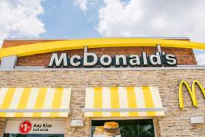 Gerente de McDonald's dice que la despidieron por acusar a un compañero que le hizo un insulto racista