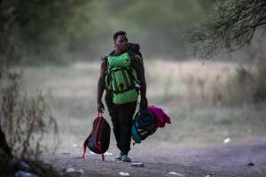 México: Son "rescatados" 600 migrantes hacinados en dos tráileres