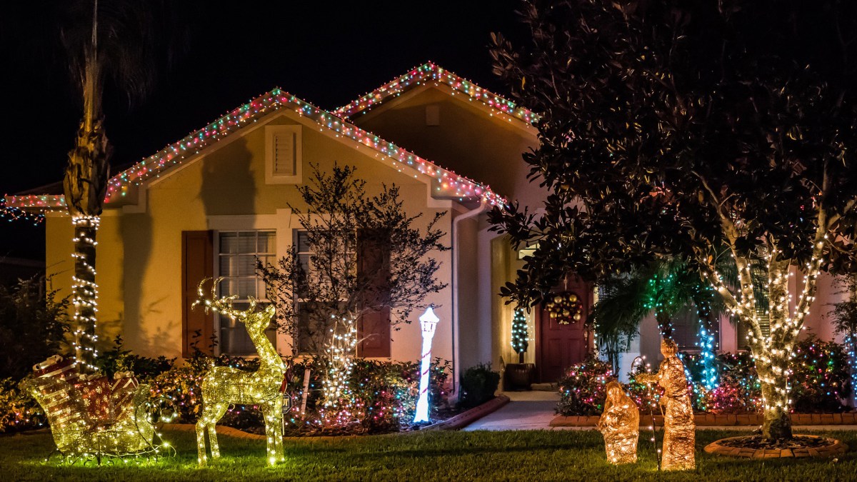 Familia de Florida podría ser multada con $1,000 dólares por colocar  decoraciones navideñas antes del Día de Acción de Gracias - El Diario NY