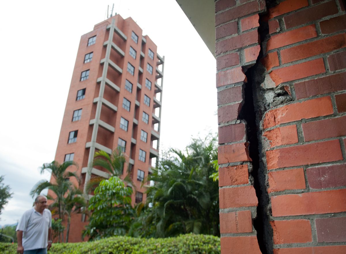 Niña de 2 años cae desde el balcón del quinto piso de un edificio en ...