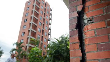 Niña de 2 años cae desde el balcón del quinto piso de un edificio en Colombia