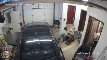 Video: Recluso en silla de ruedas desarma a oficial en Illinois; otro policía le dispara