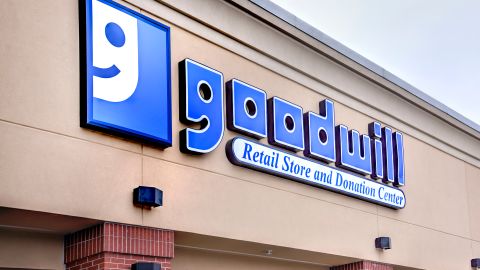 Se hace viral video de rata corriendo entre contenedores de ropa de tienda Goodwill