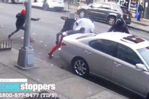 Violencia sin freno: otro video captó balazos a plena luz en calle de Nueva York; dos heridos