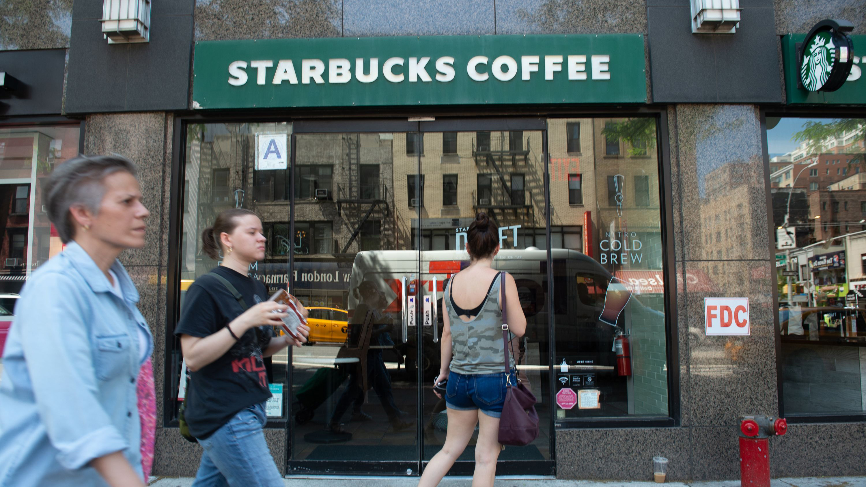 Starbucks servirá café en vaso sin marca - El Diario NY