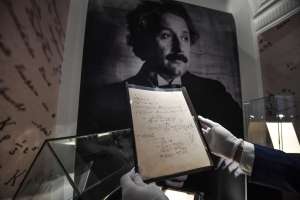 Einstein: manuscrito de la Teoría de la relatividad de Einstein alcanza un precio récord en una subasta