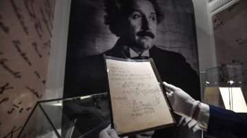 El texto de Einstein batió el récord de subasta de un documento científico autografiado.