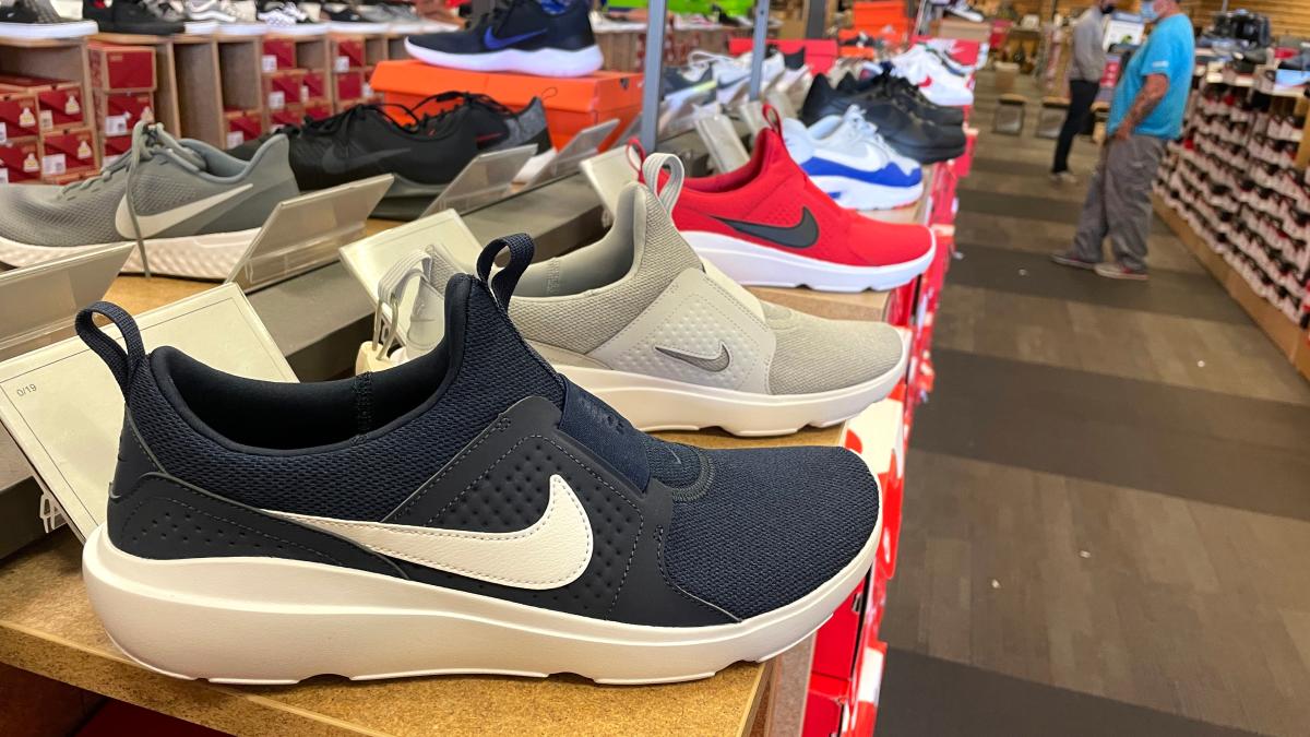 Menos Evacuación Supermercado Venden un par de zapatillas deportivas Nike en $133,000 dólares - El Diario  NY