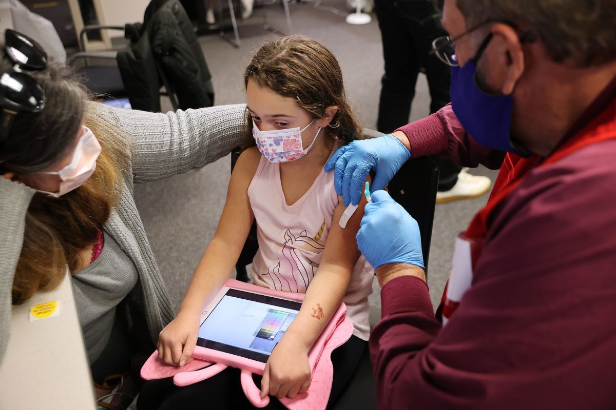 Una menor de 11 años recibe la vacuna contra COVID-19 de Pfizer en Virginia.