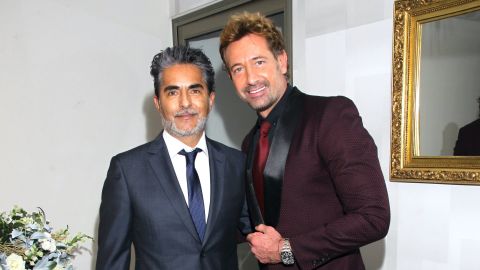 Gabriel Soto y Raúl "El Negro" Araiza cortan el listón de inauguración de la clínica de belleza Valentina Beauty.