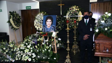 Familiares, famosos y fanáticos acuden a darle el último adiós a Carmen Salinas, quien perdió la vida la noche de antier tras permanecer un mes en coma por un derrame cerebral.