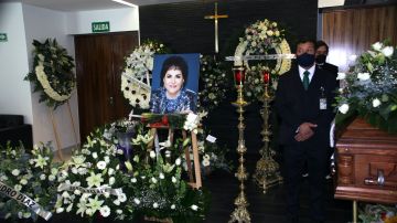 Familiares, famosos y fanáticos acuden a darle el último adiós a Carmen Salinas, quien perdió la vida la noche de antier tras permanecer un mes en coma por un derrame cerebral.