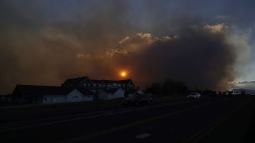 Miles de personas fueron llamadas a abandonar sus hogares debido al rápido avance del fuego en el estado de Colorado.