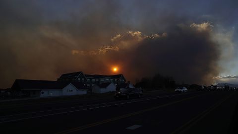 Miles de personas fueron llamadas a abandonar sus hogares debido al rápido avance del fuego en el estado de Colorado.
