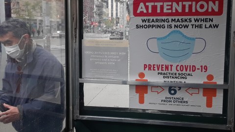 Insisten en vacunarse y usar mascarillas en espacios públicos cerrados.