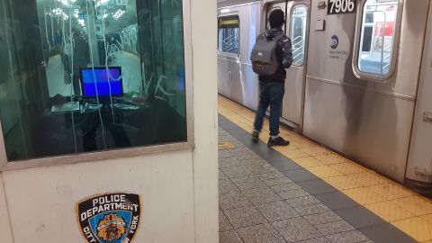 Cabina de NYPD en el Metro de Nueva York.