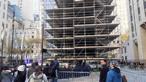Ardua decoración del árbol de Navidad en Rockefeller Center, NYC.