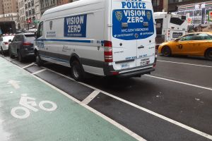 Conductor de scooter murió arrollado por camioneta al comenzar el día en Nueva York