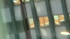 Madres hispanas como la salvadoreña Sandra Rivas optan por proteger a sus pequeños para estar más tranquilas en las reuniones navideñas.