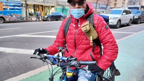 Muchos trabajadores de reparto de comida como el guatelmateco Otoniel Xiloj celebran esta Navidad con muchas esperanzas en el 2022.