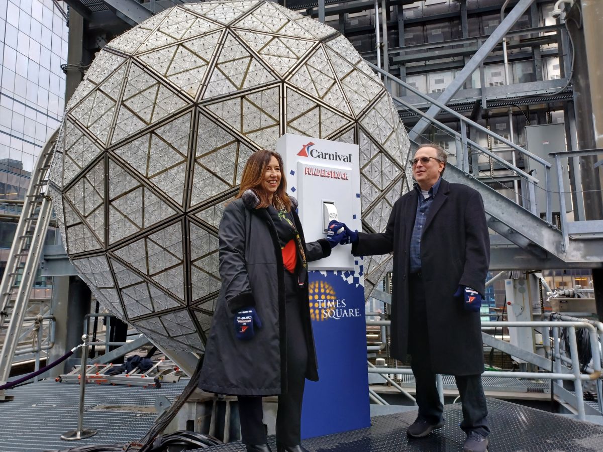 Este jueves la Alianza de Times Square realizó las pruebas del ascenso y el descenso de la icónica bola de luces.