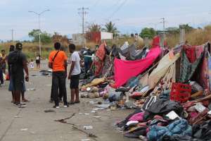 Desalojan a miles de migrantes haitianos de campamento en México