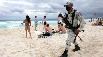 Miembros de la Marina llegaron al lugar del tiroteo, en una playa de Cancún.