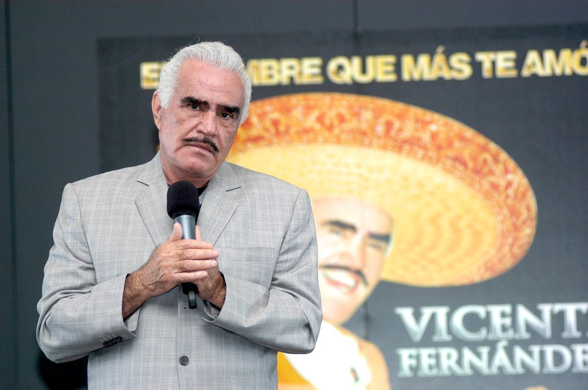 Vicente Fernández se encuentra delicado de salud.