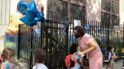 Buscan cambiar requisito para certificar maestros en el Estado de NY