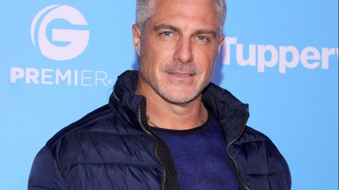 Lisardo desfila por la alfombra roja de la premiere de la película "Mirreyes vs Godínez".