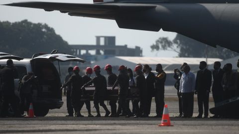 Soldados del ejército guatemalteco se preparan para recibir los cuerpos de 15 migrantes fallecidos en el accidente vial en Chiapas