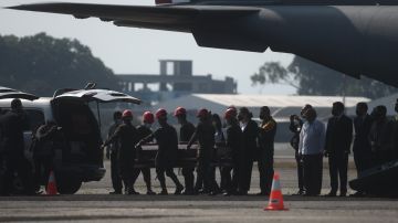 Soldados del ejército guatemalteco se preparan para recibir los cuerpos de 15 migrantes fallecidos en el accidente vial en Chiapas