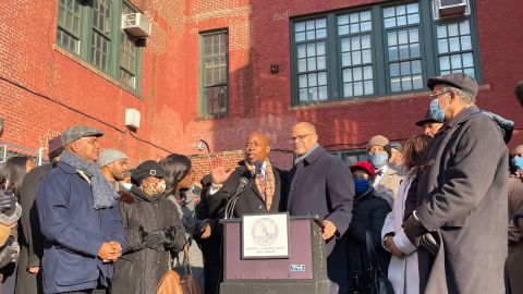 Adams junto a su nuevo canciller de Educación David Banks, al hacer el anuncio de su nombramiento en Brooklyn.