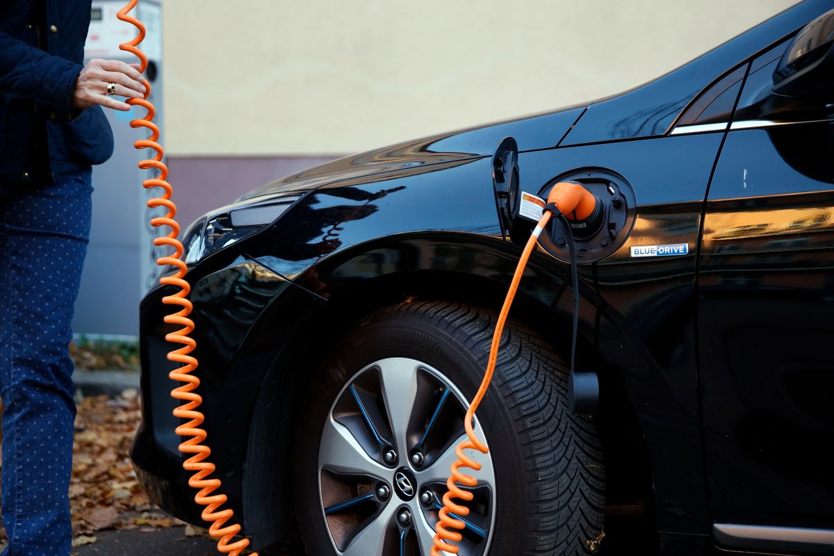 the-subsidy-for-electric-cars-in-the-us-would-cause-more-undocumented