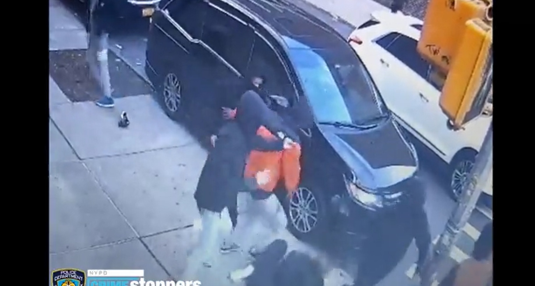 VIDEO: Cinco sujetos roban pertenencias a menor de 14 años en El Bronx y le propinan tremenda golpiza