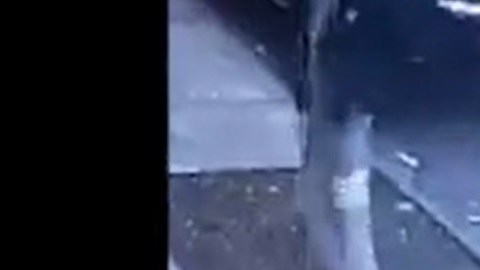 El joven quedó tendido en el piso tras la golpiza.