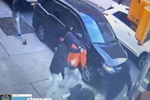 VIDEO: Cinco sujetos roban pertenencias a menor de 14 años en El Bronx y le propinan tremenda golpiza