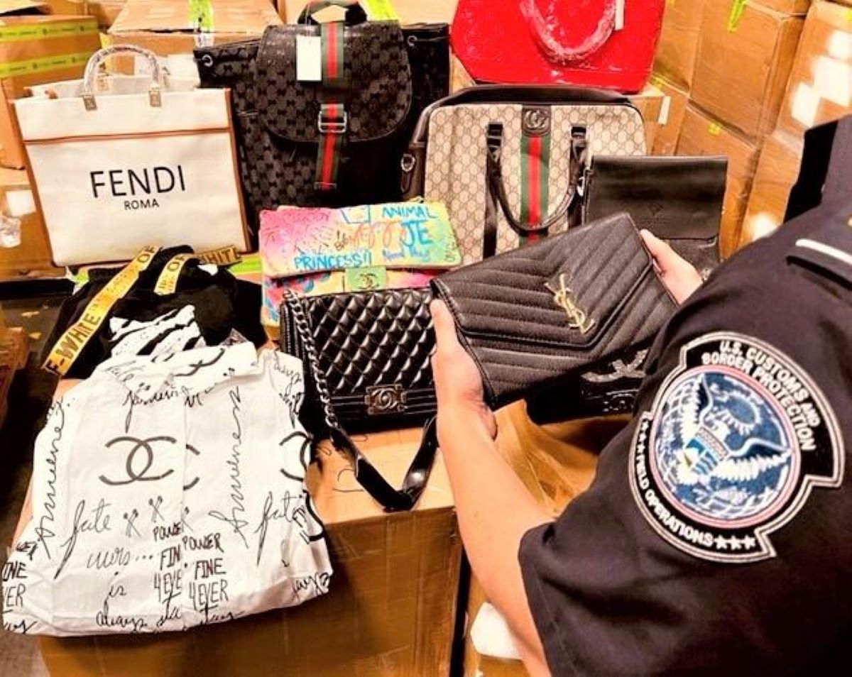 La oficina de Aduanas y Protección Fronteriza incautó 13,586 productos de supuestas marcas famosas, provenientes de China.