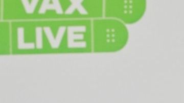 Chrissy Teigen muestra el progreso de su trasplante de cejas.